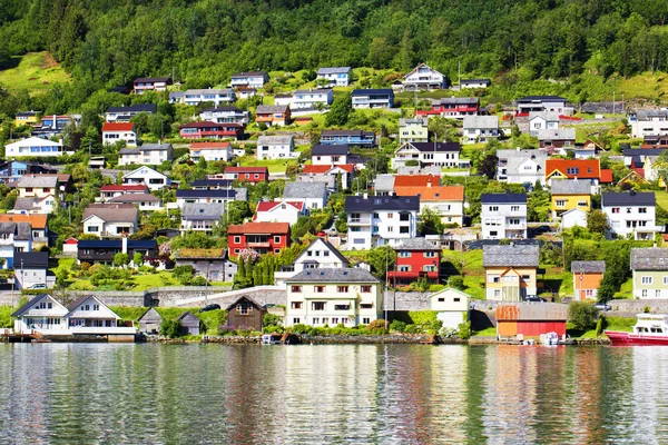 El hermoso pueblo noruego en el lago. Países Bajos . — Foto de Stock