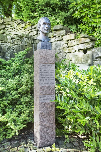 STAVANGER, NORVEGIA - 09 LUGLIO 2015: Busto di Henrik Steffens (1773-1845), un filosofo, scienziato e poeta danese nato a Stavanger, Norvegia. Opera dello scultore Hugo Frank Wathne, 1995 — Foto Stock