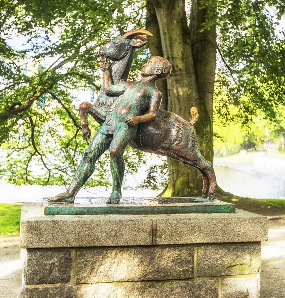 Скульптура мальчика и козы (1925). Ставангер, Норвегия Скульптура мальчика и козы в городском парке Ставангер, Норвегия . — стоковое фото