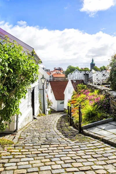 Rua com casas de madeira branca no centro velho de Stavanger . — Fotografia de Stock
