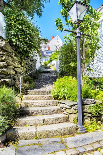 Street with white wooden houses in old centre of Stavanger. — Stock Photo, Image