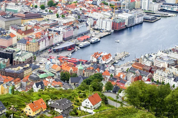 Bergen, Norveç'te Floyen Tepesi'nden Bergen binalar için göster. — Stok fotoğraf