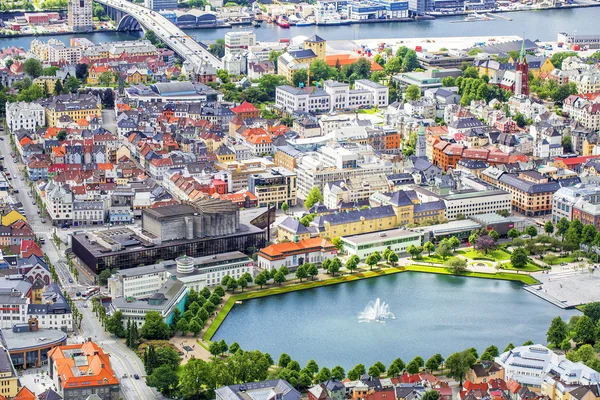 Vue sur les bâtiments de Bergen depuis la colline de Floyen à Bergen, Norvège . — Photo