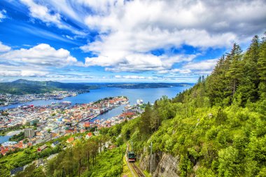 Bergen 'e ve Floyen Dağı' nın tepesinden limana bak.