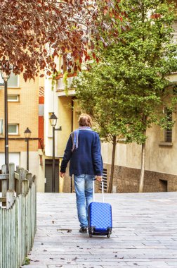 Bir bavulun içinde şehir ile bir adam girer