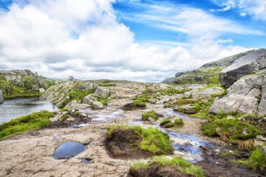 Yürüyüş iz ve Alp manzara Rogaland, Norveç'te Preikestolen ve Lysefjord çevrenin