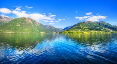 Çayırlar ve Hardanger Fiord Köyü.
