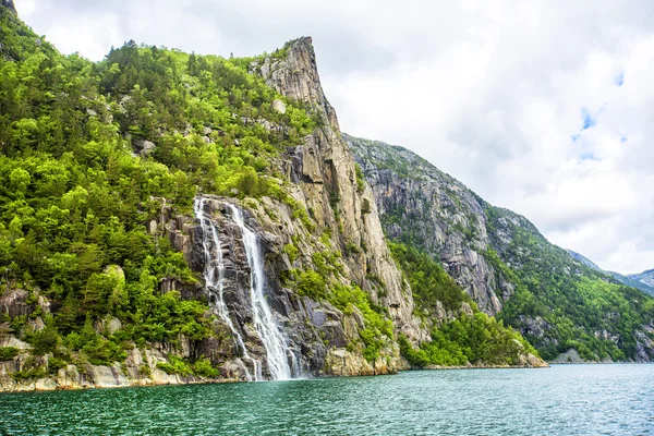 Der berühmte Hengjanefossen-Wasserfall stürzt von einer steilen Felswand in den Lysefjord. — Stockfoto