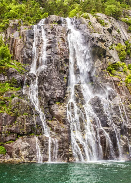 Знаменитий Hengjanefossen водоспадом сходив з круті скелі в Люсе-фіорд. — стокове фото