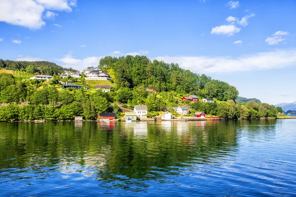 Louky a vesnici na fjordu Hardanger. — Stock fotografie