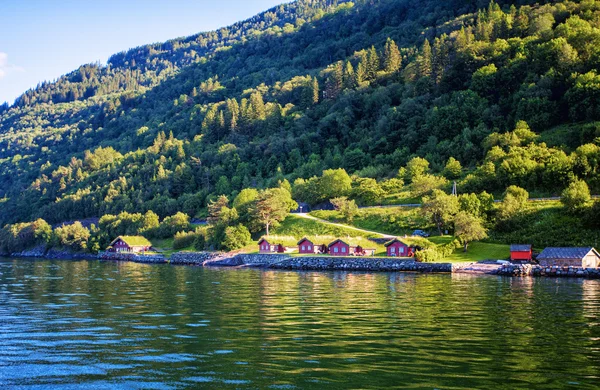 Prados y pueblo en Hardanger Fiord . — Foto de Stock