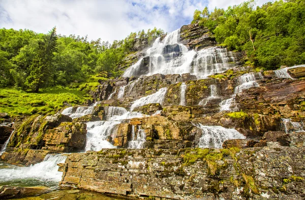 瀑布 Tvindefossen，挪威. — 图库照片