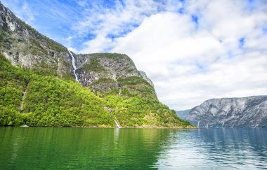 Norveç ve İskandinav doğada fiyortları. Neroyfjord.