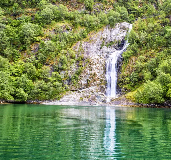 Fjordar i Norge och skandinaviska naturen. Neroyfjord. — Stockfoto