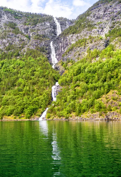 Fjorden in Noorwegen en de Scandinavische natuur. Neroyfjord. — Stockfoto