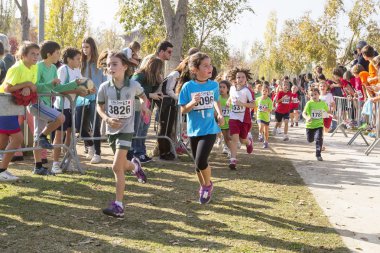 Sant Cugat del Valles, İspanya 08 Kasım 2015 tarihinde gerçekleşti, çocuklar için geleneksel çapraz