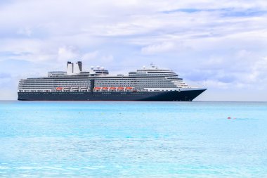 Half Moon Cay Bahamalar'da bir ışık mavi denizde gemi cruise.