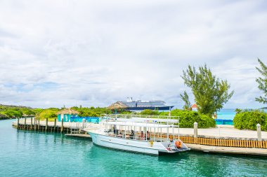 Yerleşik Half Moon Cay Bahamalar'da yarış komitesi botu.