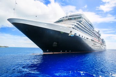 Cruise gemi ve Half Moon Cay bir ışık mavi denizde ihale