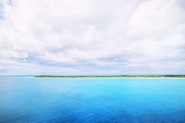Widok z plaży na bezludnej wyspie Cay Half Moon (Ba — Zdjęcie stockowe