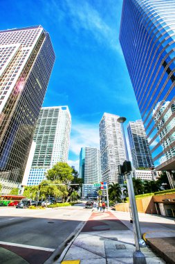 Şehir Miami Brickell anahtar alanı içinde gökdelenler.