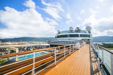 Yolcu gemisi. Turistler rahatla ve üst Aralık güneş banyo