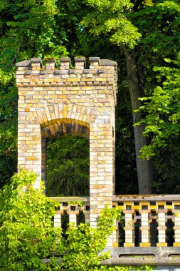 Zürih şehir parkında bir süsleme ile ayrıntılı taş duvar.