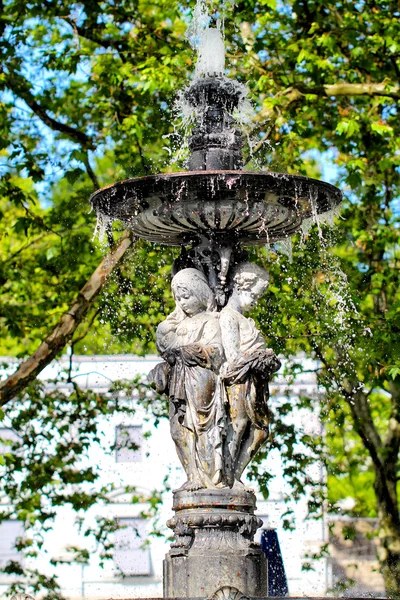 Primo piano della statua di una fontana nel centro di Zurigo, Svizzera — Foto Stock