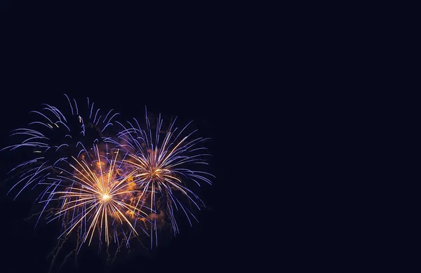 花火の背景。カラフルな花火は、夜空に. — ストック写真