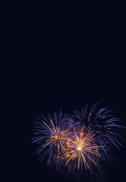 Pozadí aplikace Fireworks. Barevný ohňostroj na noční obloze. — Stock fotografie