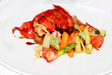 Kavrulmuş ıstakoz sebze ve sos ile