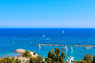 Doğal görünümü ile bir iskele yat ve tekne ile kumlu plaj