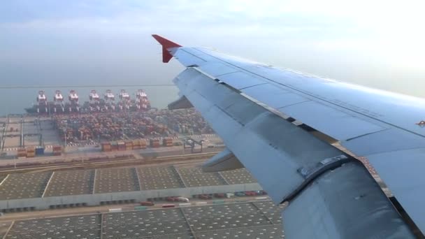 Flugzeug landet auf internationalem Flughafen in Barcelona. — Stockvideo