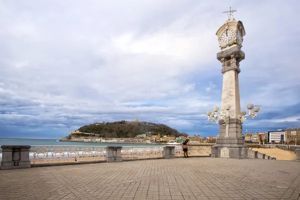 Relojes en el paseo marítimo de La Concha en San Sebastián . — Foto de Stock