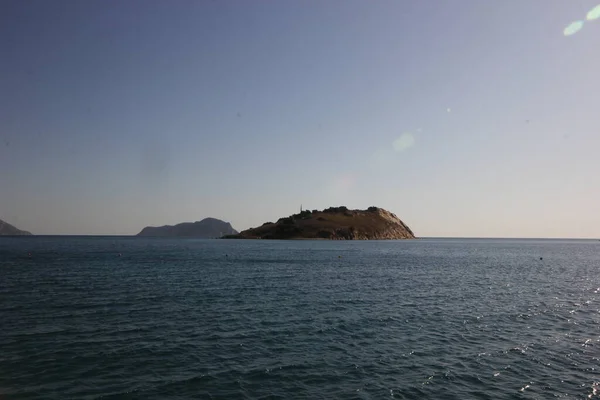 海の真ん中にある島 島の景色を望むビーチ — ストック写真