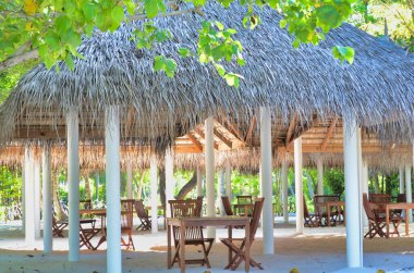 Tropikal bir adada çardaklar