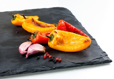 Kırmızı ve sarı biber zeytinyağı üzerinde ızgara