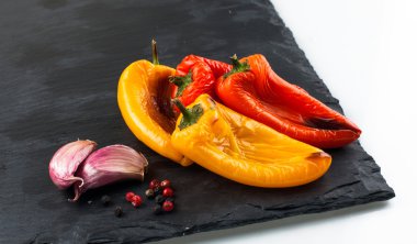 Kırmızı ve sarı biber zeytinyağı üzerinde ızgara