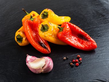 Kırmızı ve sarı biber zeytinyağı üzerinde ızgara