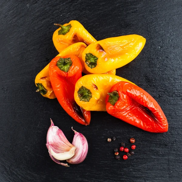 Kırmızı ve sarı biber zeytinyağı üzerinde ızgara