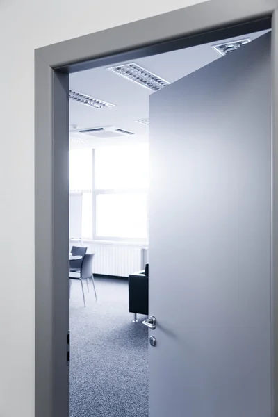 Biuro otwarte drzwi okna krzesła i dywan — Zdjęcie stockowe