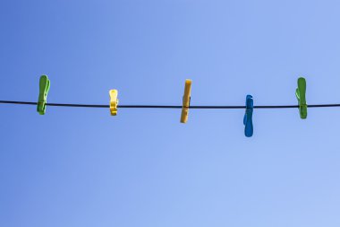 Clothespins beyaz ip ve mavi gökyüzü