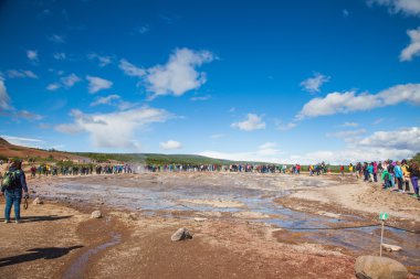 Stokkur, İzlanda - 20 Temmuz 2015: Patlama, Geysir Stokkur, şaşırtıcı Golden Circle Reykjavik yakın konumda. Patlama için bekleyenler.