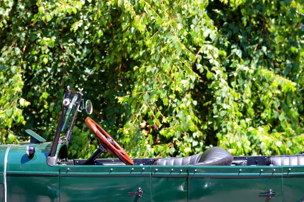 Eski model retro araba önünde yeşil yeşillik — Stok fotoğraf