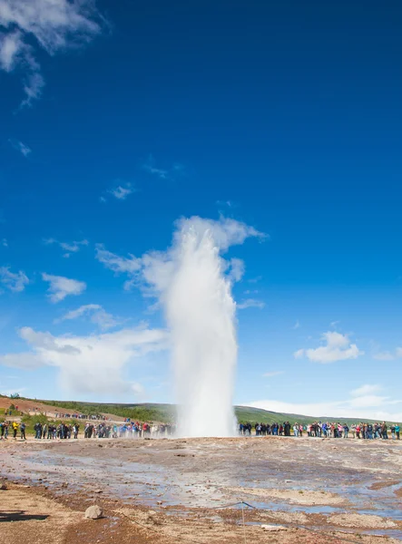 Stokkur, Islândia - 20 de julho de 2015: Eruption, Geysir Stokkur, incrível localização no Círculo de Ouro perto de Reykjavik. Pessoas à espera de erupção . — Fotografia de Stock