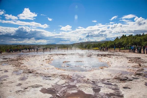 Stokkur, Islândia - 20 de julho de 2015: Eruption, Geysir Stokkur, incrível localização no Círculo de Ouro perto de Reykjavik. Pessoas à espera de erupção . — Fotografia de Stock