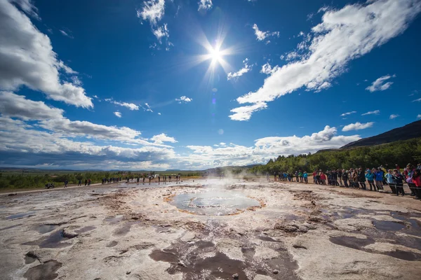 Stokkur, Islândia - 20 de julho de 2015: Eruption, Geysir Stokkur, incrível localização no Círculo de Ouro perto de Reykjavik. Pessoas à espera de erupção . — Fotografia de Stock