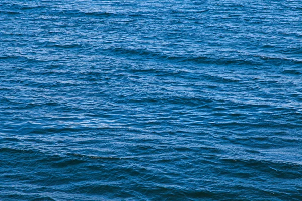 Superfície azul do mar para fundo — Fotografia de Stock