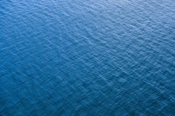 Superfície azul do mar para fundo — Fotografia de Stock