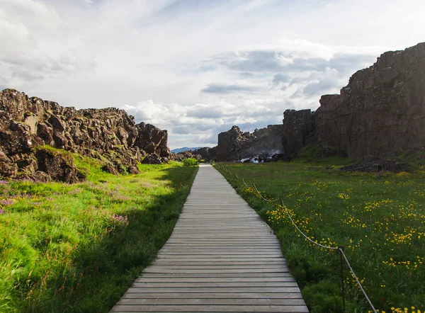 Thingvellir National Park - famosa área na Islândia bem no local onde as placas tectônicas atlânticas se encontram . — Fotografia de Stock